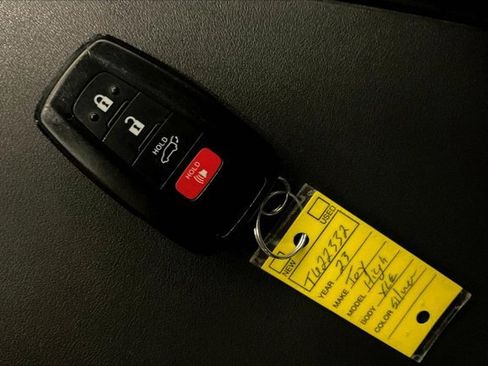 Used 2023 Toyota Highlander XLE AWD/4WD image 11