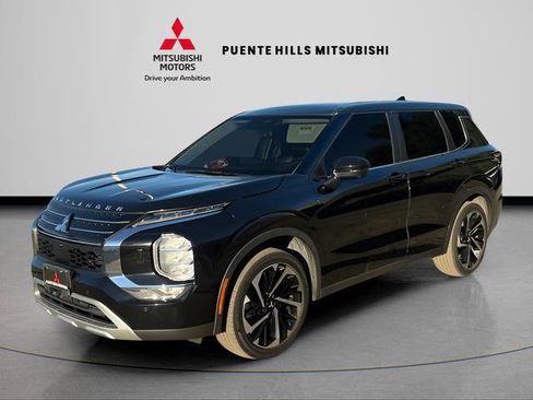 Used 2022 Mitsubishi Outlander SE image 1