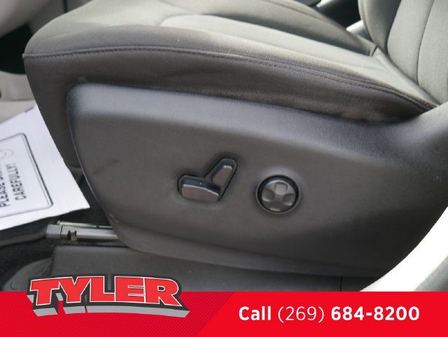 Used 2017 Chrysler Pacifica LX FWD image 19