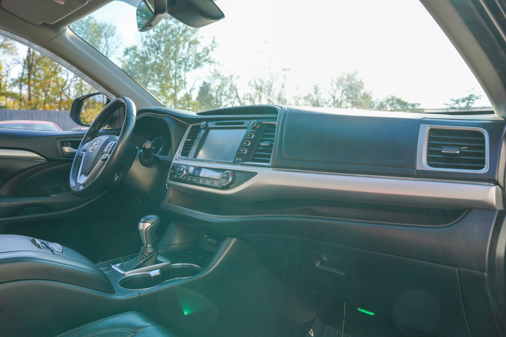 Used 2019 Toyota Highlander XLE AWD/4WD image 42