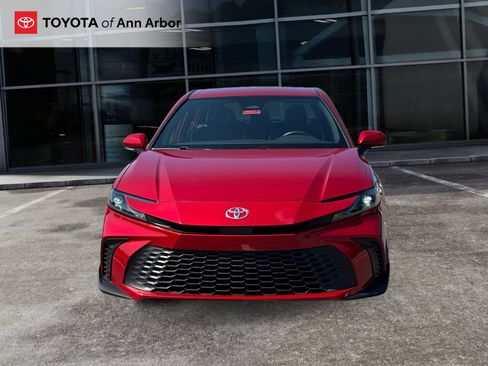 Used 2025 Toyota Camry SE FWD image 11