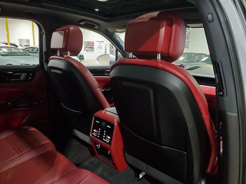 Used 2022 Porsche Cayenne image 22