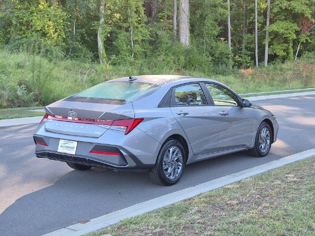Used 2026 Hyundai Elantra Hybrid FWD image 13