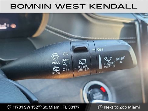 Used 2025 Jeep Grand Cherokee Limited w/ Black Appearance Package image 11