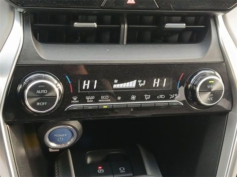 Used 2022 Toyota Venza XLE image 18