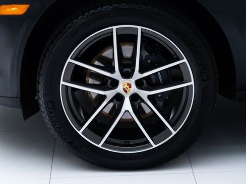 Certified 2025 Porsche Macan image 12