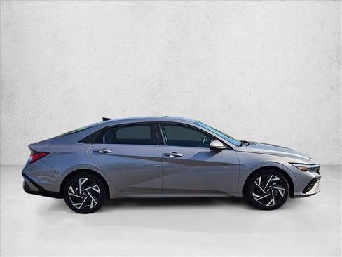Used 2025 Hyundai Elantra SEL FWD image 4