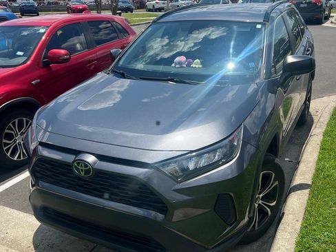 Used 2021 Toyota RAV4 LE FWD image 5