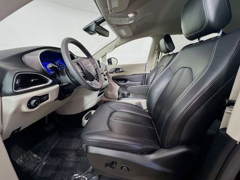 Used 2024 Chrysler Pacifica Touring-L image 22