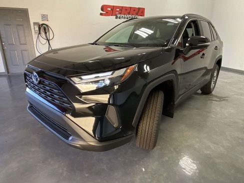 Used 2025 Toyota RAV4 XLE w/ Convenience Package image 7