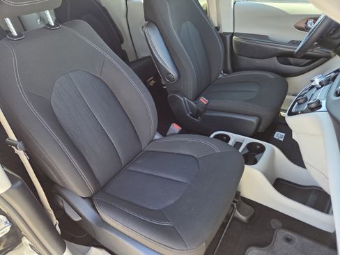 Used 2022 Chrysler Voyager LX image 10