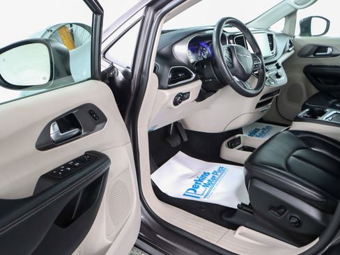 Used 2023 Chrysler Pacifica Touring-L image 3