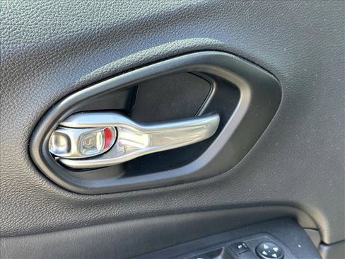 Used 2023 Jeep Cherokee Altitude Lux image 16