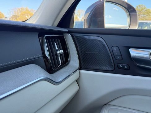 Used 2023 Volvo XC60 B5 Ultimate w/ Climate Package image 9