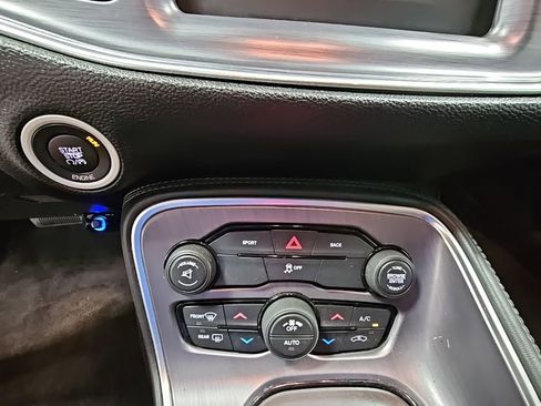 Used 2015 Dodge Challenger SXT image 18