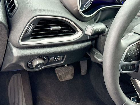 Used 2026 Chrysler Pacifica Select image 11