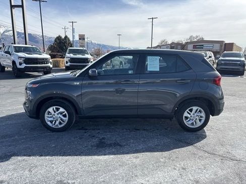 Used 2025 Hyundai Venue SE image 4
