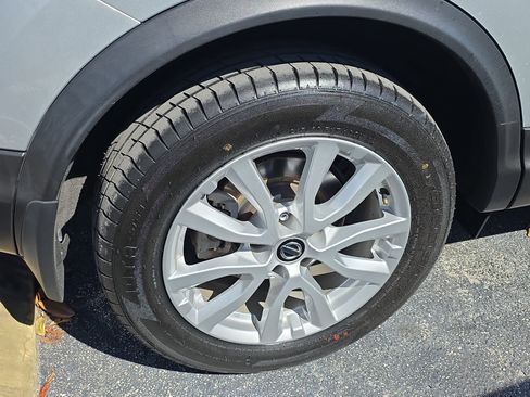 Used 2022 Nissan Rogue Sport SV w/ Technology Package image 9