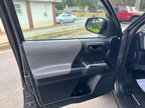 Used 2017 Toyota Tacoma SR5 w/ Tow Package RWD image 12