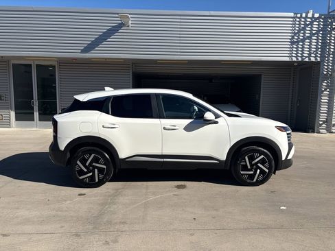Used 2025 Nissan Kicks SV image 4