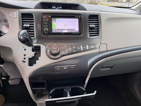 Used 2012 Toyota Sienna SE image 17