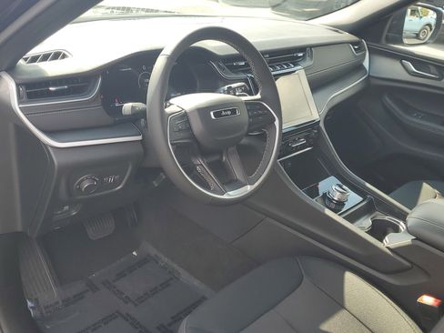 Used 2025 Jeep Grand Cherokee Laredo image 21