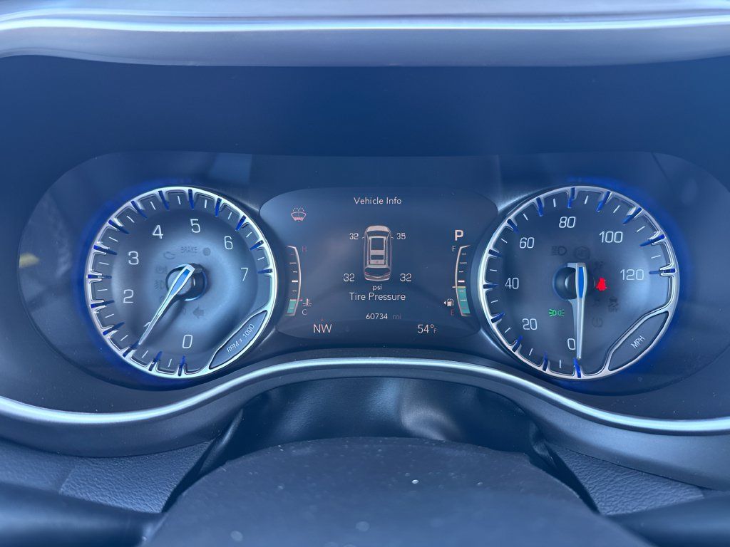 Used 2023 Chrysler Pacifica Touring-L FWD image 14