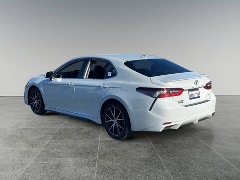 Used 2022 Toyota Camry SE image 3