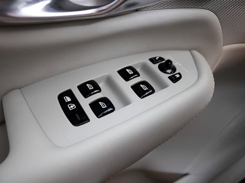 New 2025 Volvo XC90 T8 Plus w/ Protection Package Premier image 21