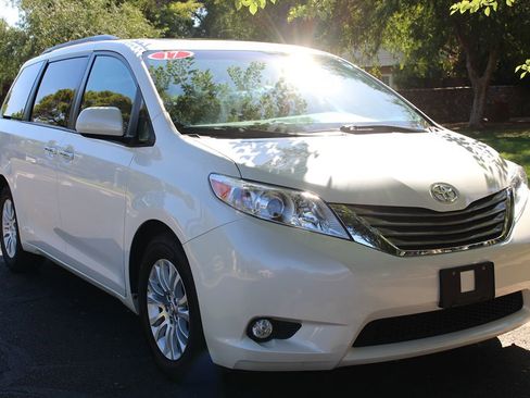 Used 2017 Toyota Sienna XLE Premium image 34