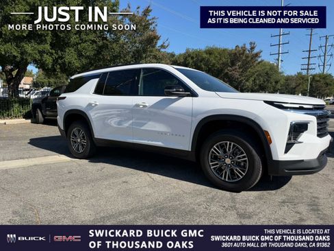 Used 2025 Chevrolet Traverse LT FWD image 1