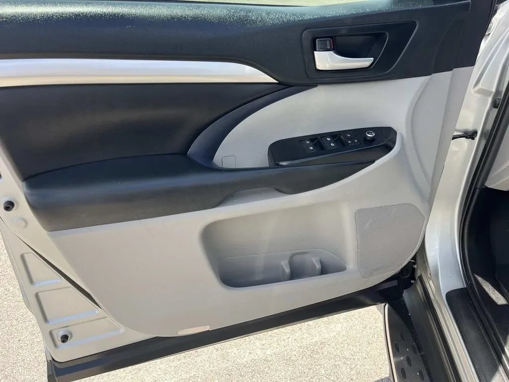 Used 2019 Toyota Highlander XLE AWD/4WD image 29