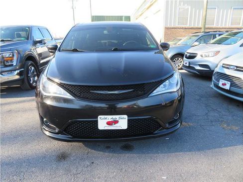 Used 2020 Chrysler Pacifica Touring w/ S Appearance Package image 16