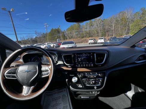 Used 2020 Chrysler Pacifica Limited image 26