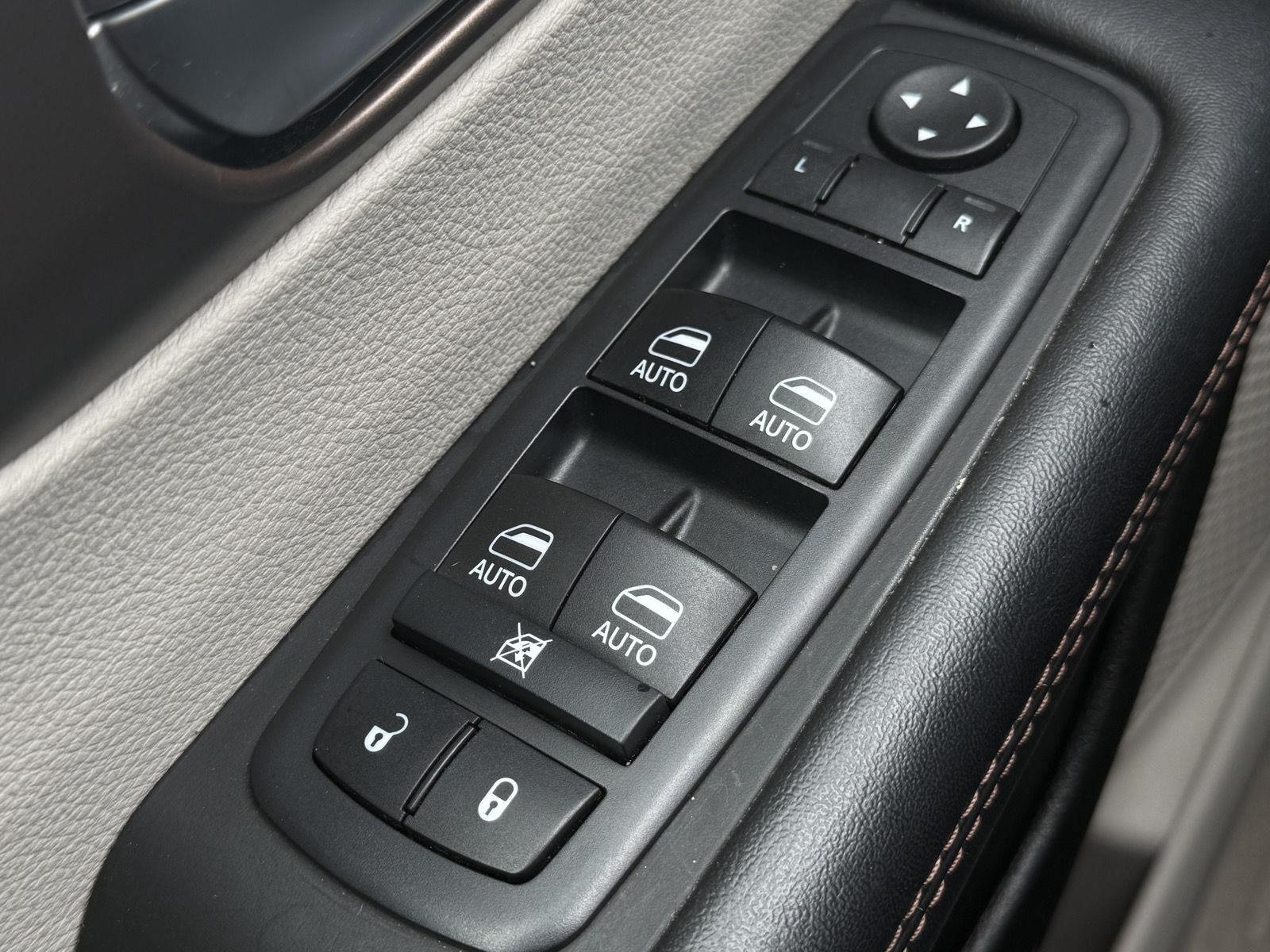 Used 2018 Chrysler Pacifica Touring-L Plus FWD image 19