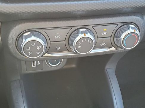 Certified 2025 Nissan Kicks Play S image 27