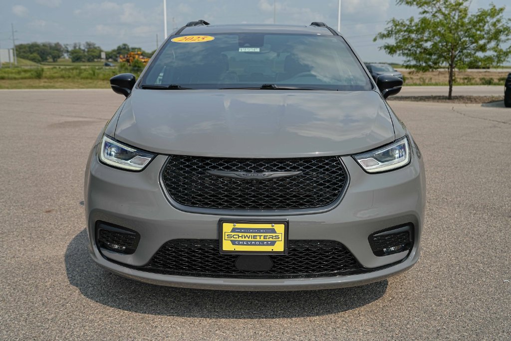 Used 2025 Chrysler Pacifica Limited FWD image 2