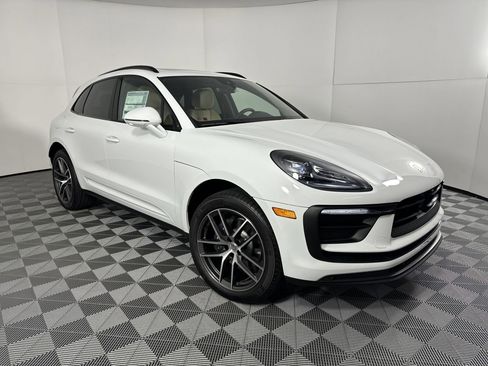 Certified 2025 Porsche Macan image 9