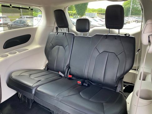Used 2019 Chrysler Pacifica Touring-L FWD image 26