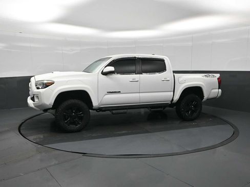 Used 2019 Toyota Tacoma TRD Sport image 4