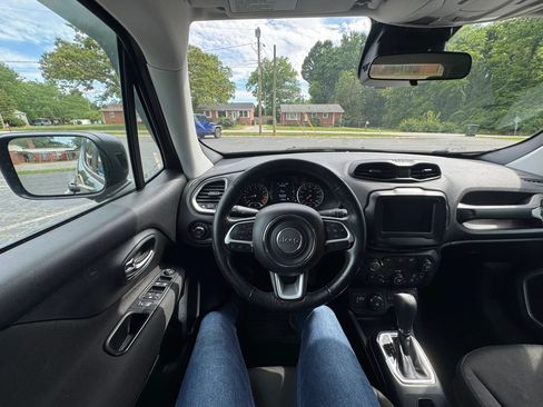 Used 2018 Jeep Renegade Latitude w/ Cold Weather Group AWD/4WD image 23