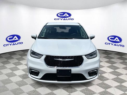 Used 2023 Chrysler Pacifica Touring-L FWD image 11