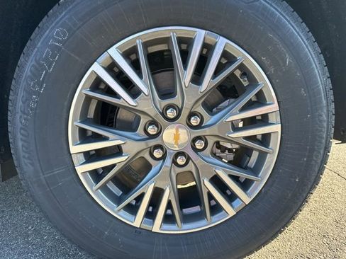 New 2026 Chevrolet Traverse LT w/ Driver Confidence Package AWD/4WD image 24