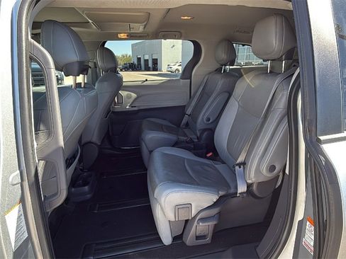 Used 2021 Toyota Sienna Limited image 14
