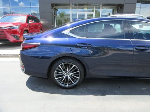 Used 2025 Lexus ES 300h w/ Premium Package FWD image 10