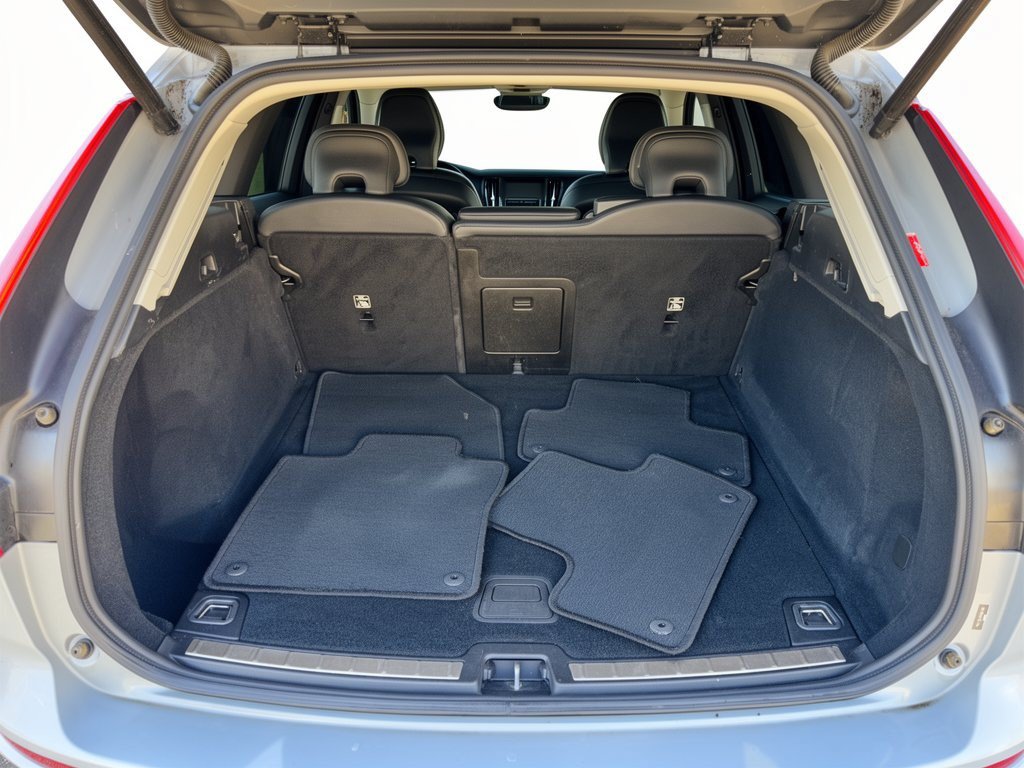 Certified 2024 Volvo XC60 B5 Plus AWD/4WD image 28