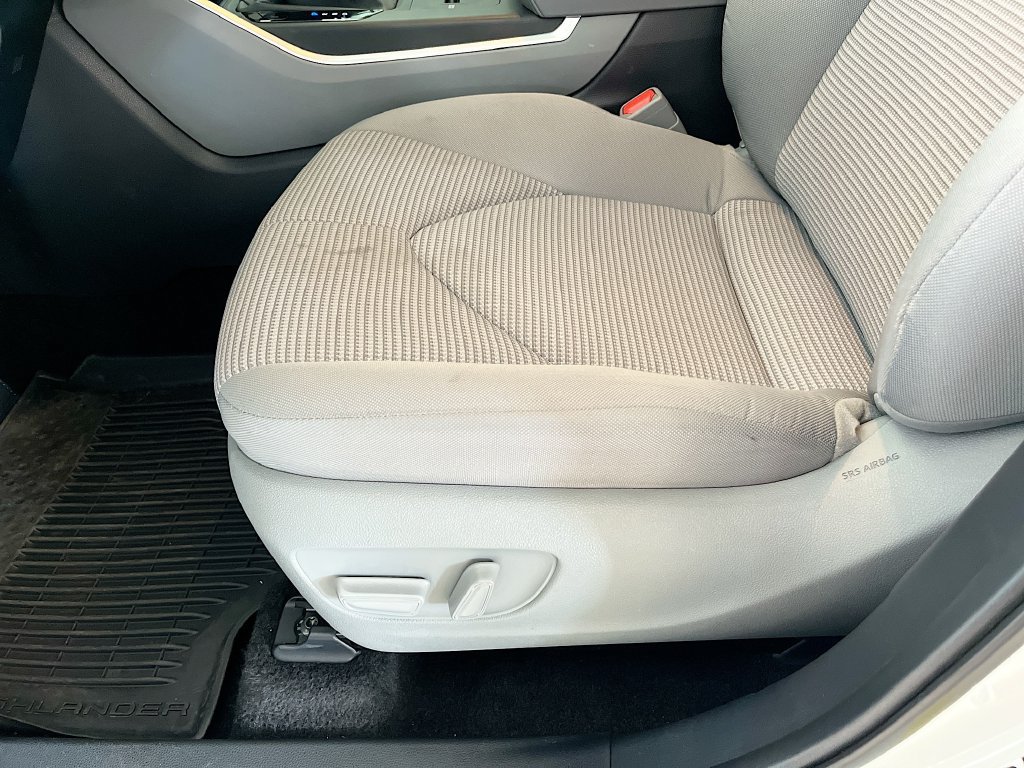 Used 2024 Toyota Highlander LE FWD image 19