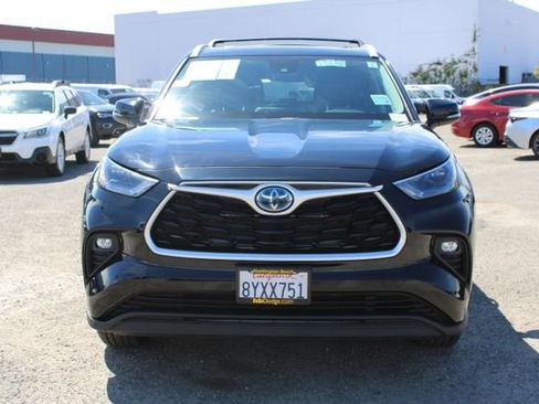 Used 2022 Toyota Highlander XLE AWD/4WD image 2