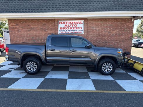 Used 2017 Toyota Tacoma SR5 AWD/4WD image 2