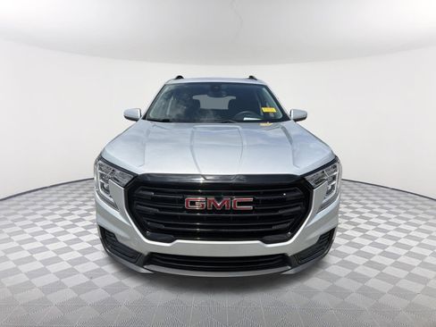 Used 2022 GMC Terrain SLE w/ Driver Convenience Package FWD image 2